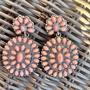 🆕 Peach colored, oval earrings